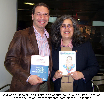 Foto de Marcos Dessaune trocando livros, fraternalmente, com Claudia Lima Marques